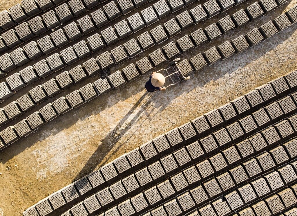 産業医に依頼する場合、10万円で月1回のサポートは妥当なのか？